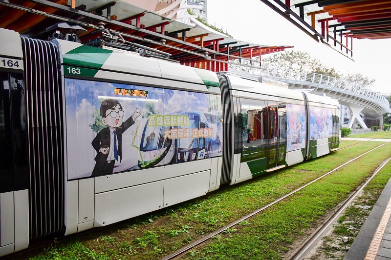高雄輕軌公開虛擬代言人「 輕軌少女隊 」同時推出期間限定彩繪列車 6 「 輕軌少女隊 」彩繪列車二